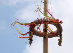542607_maypole
